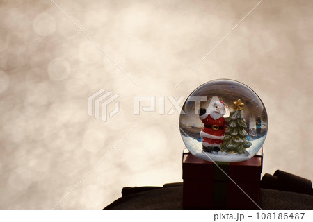 水晶玉に映るサンタクロース 108186487