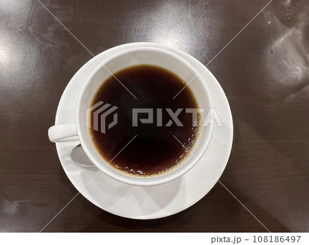 木目のテーブルに置かれた白いコーヒーカップ 108186497