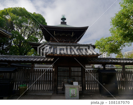 秋晴れの仏教寺院 真宗大谷派名古屋別院 秋晴れの仏教寺院 真宗大谷派名古屋別院 108187070