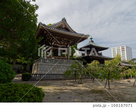 秋晴れの仏教寺院 真宗大谷派名古屋別院 秋晴れの仏教寺院 真宗大谷派名古屋別院 108187071