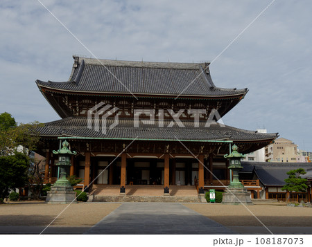 秋晴れの仏教寺院　真宗大谷派名古屋別院 108187073