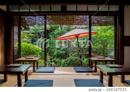 日本家屋のカフェ、縁側と日本庭園、赤い和傘 日本家屋のカフェ、縁側と日本庭園、赤い和傘 108187555
