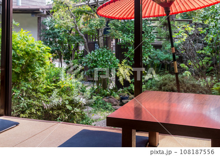 日本家屋のカフェ、縁側と日本庭園、赤い和傘 108187556