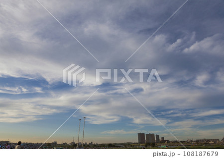 青空に映える雲　青い空　ブルー　河川敷　雲　快晴　河川敷のイベント　青空と白い雲　晴れ　空　爽快 108187679