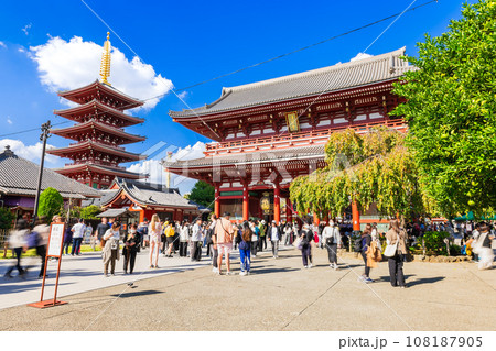 浅草寺　宝蔵門と五重塔 108187905