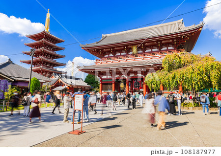 浅草寺　宝蔵門と五重塔 108187977