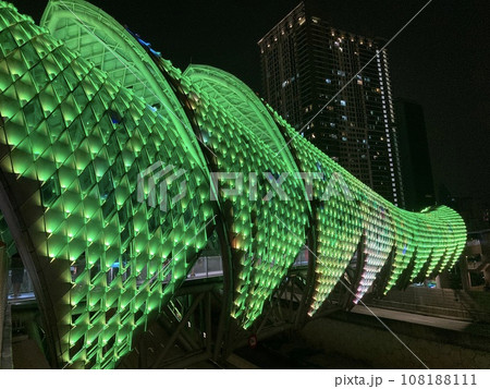 クアラルンプールの夜景スポット　サロマブリッジ 108188111