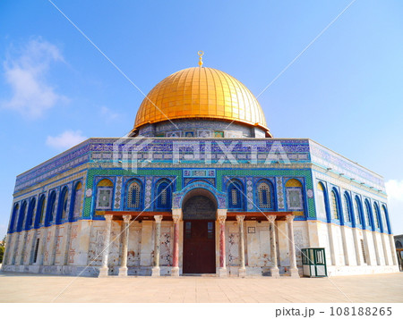 青空の中の岩のドーム 108188265