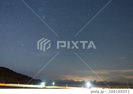海辺で撮られたオリオン座流星群（10月極大日） 108188851