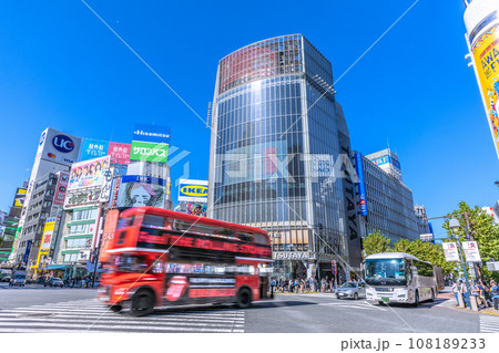 日本の東京都市景観 10月・全国平均/6週連続減↓…外国人で賑わう渋谷…2階建てバス…青空に飛行機 108189233