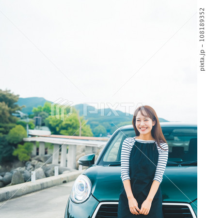 旅行中の女性 108189352