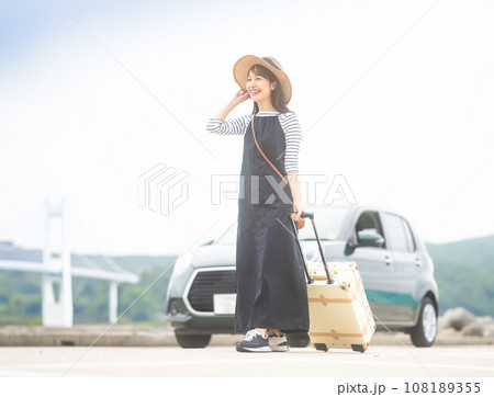 旅行中の女性 108189355