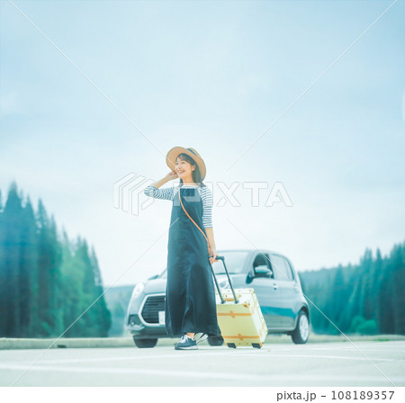 旅行中の女性 108189357
