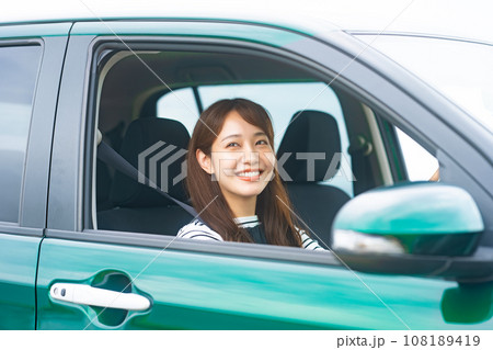 旅行中の女性 108189419