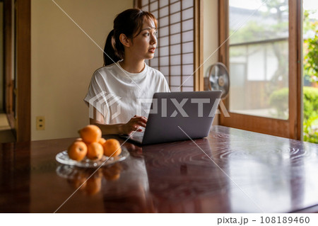 和室の女性 108189460