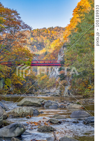 北海道　札幌　紅葉　定山渓　秋　温泉　さっぽろ湖　さっぽろ湖　二見吊り橋 108189933