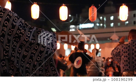 ちょうちんの下で盆踊り 108190299