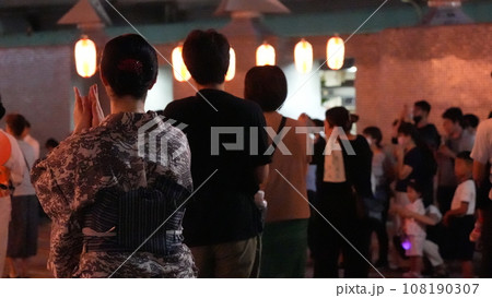 盆踊りを踊る人たち 108190307