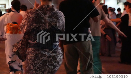 浴衣の盆踊り 108190310