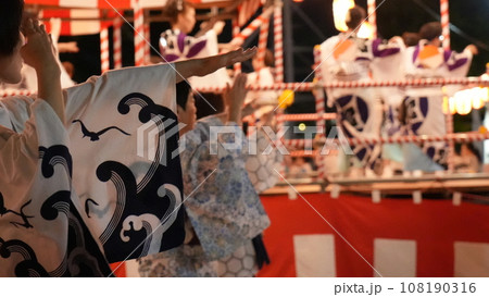 盆踊りの浴衣姿 108190316