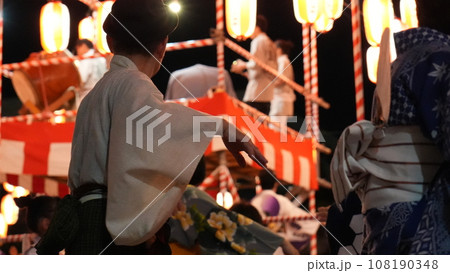 盆踊りをする男性 108190348
