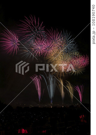 夜空に咲く花火　高く輝く花火大会　花火　夜空　花火イメージ　花火大会 108190740