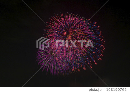 夜空に咲く花火 高く輝く花火大会 花火 夜空 花火イメージ 花火大会 夜空に咲く花火 高く輝く花火大会 花火 夜空 花火イメージ 花火大会 108190762
