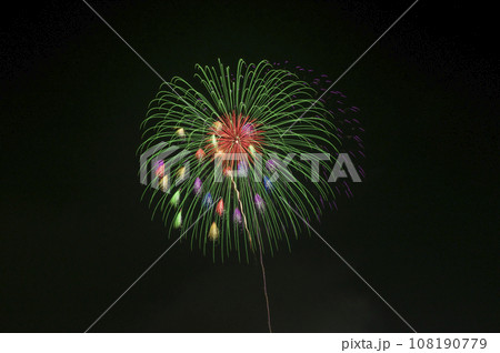 夜空に咲く花火　高く輝く花火大会　花火　夜空　花火イメージ　花火大会 108190779