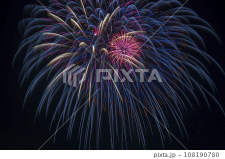 夜空に咲く花火 高く輝く花火大会 花火 夜空 花火イメージ 花火大会 夜空に咲く花火 高く輝く花火大会 花火 夜空 花火イメージ 花火大会 108190780