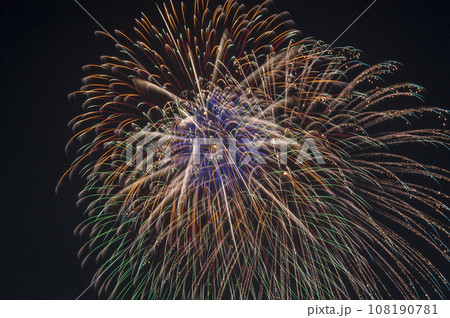 夜空に咲く花火　高く輝く花火大会　花火　夜空　花火イメージ　花火大会 108190781