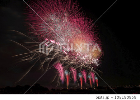 夜空に咲く花火 高く輝く花火大会 花火 夜空 花火イメージ 花火大会 夜空に咲く花火 高く輝く花火大会 花火 夜空 花火イメージ 花火大会 108190959