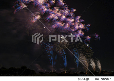夜空に咲く花火 高く輝く花火大会 花火 夜空 花火イメージ 花火大会 夜空に咲く花火 高く輝く花火大会 花火 夜空 花火イメージ 花火大会 108190967