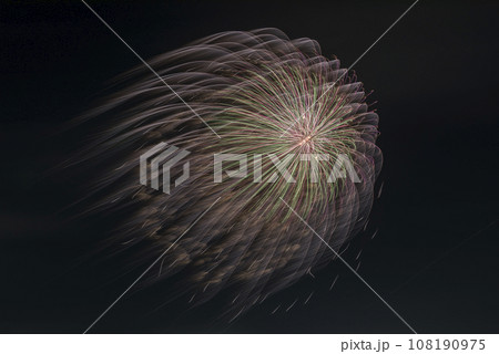 夜空に咲く花火　高く輝く花火大会　花火　夜空　花火イメージ　花火大会 108190975