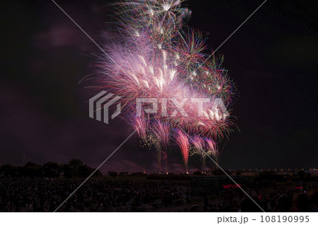 夜空に咲く花火　高く輝く花火大会　花火　夜空　花火イメージ　花火大会 108190995