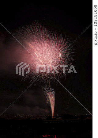 夜空に咲く花火　高く輝く花火大会　花火　夜空　花火イメージ　花火大会 108191009