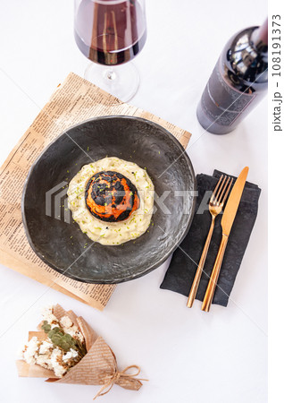 Choux Shu bun with beef, cream cheese, espuma parmesan and Borodino chips 108191373
