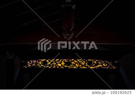 龍安寺の秋、勅使門の欄間の透かし彫りから漏れる秋色の外光 龍安寺の秋、勅使門の欄間の透かし彫りから漏れる秋色の外光 108192625