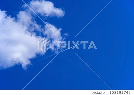 真っ青な空と白い雲・飛行機雲 108193743