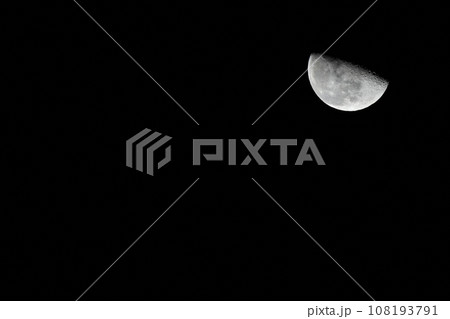 北杜市白州町、月齢20.1十月下弦前の月 108193791