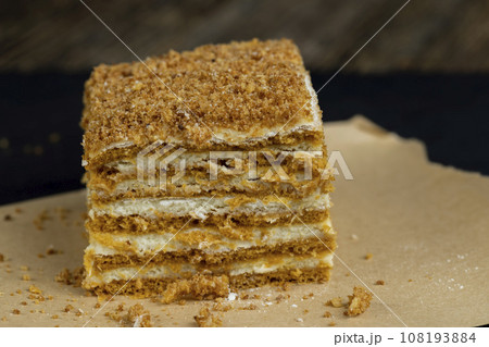multi-layer cake with sponge cake with honey and buttercream 108193884