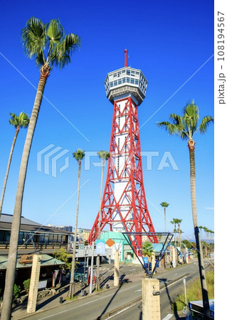 福岡市博多区、晴天下の博多ポートタワー 108194567
