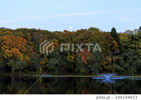 【北海道の紅葉2023】北斗市八郎沼公園の紅葉 飛行機雲とコラボ 【北海道の紅葉2023】北斗市八郎沼公園の紅葉 飛行機雲とコラボ 108194653