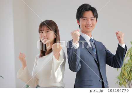 オフィスに立ち背中合わせでガッツポーズのビジネスパーソン男女2 オフィスに立ち背中合わせでガッツポーズのビジネスパーソン男女2 108194779