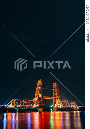 佐賀県/ ライトアップされた夜の筑後川昇開橋(夜景) 佐賀県/ ライトアップされた夜の筑後川昇開橋(夜景) 108195240