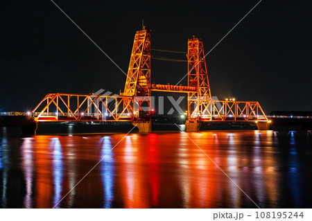 佐賀県/ ライトアップされた夜の筑後川昇開橋(夜景) 佐賀県/ ライトアップされた夜の筑後川昇開橋(夜景) 108195244