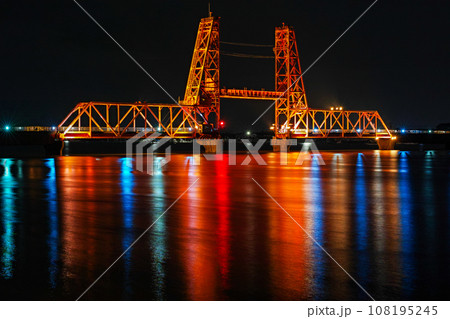 佐賀県/ ライトアップされた夜の筑後川昇開橋(夜景) 佐賀県/ ライトアップされた夜の筑後川昇開橋(夜景) 108195245