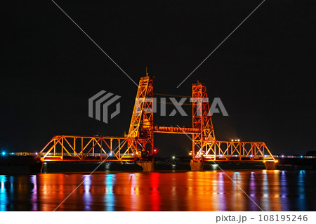 佐賀県/ ライトアップされた夜の筑後川昇開橋(夜景) 佐賀県/ ライトアップされた夜の筑後川昇開橋(夜景) 108195246