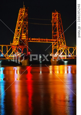 佐賀県/ ライトアップされた夜の筑後川昇開橋(夜景) 佐賀県/ ライトアップされた夜の筑後川昇開橋(夜景) 108195248