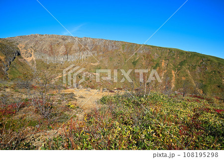 紅葉の季節　秋　志賀草津高原ルートからの風景　　　　　 108195298
