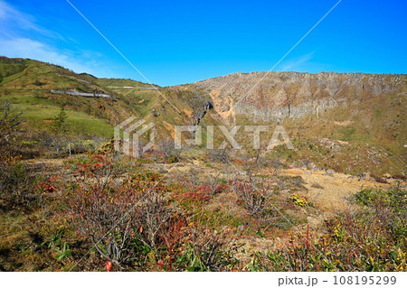 紅葉の季節 秋 志賀草津高原ルートからの風景 紅葉の季節 秋 志賀草津高原ルートからの風景 108195299